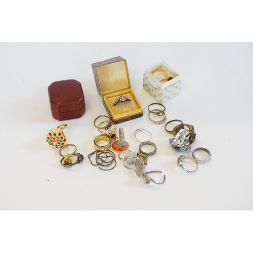 153 - A quantity of Dress Rings, Tiger's Eye Ring, etc.