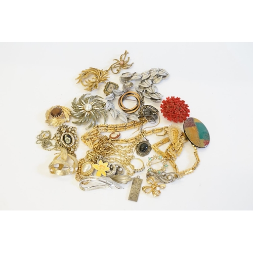 154 - 1950s Brooches, Leaf Necklace, various Costume Jewellery, etc.