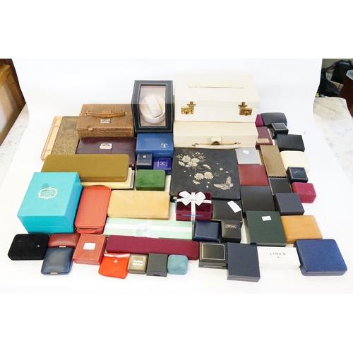 162 - A collection of jewellery boxes, to include ring, necklace etc.