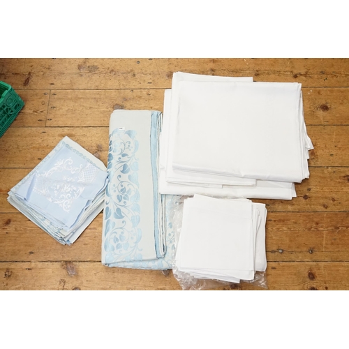 538 - A Blue Linen Damask Table Cloth, 6 x Napkins, Starched Linen Napkins, etc.