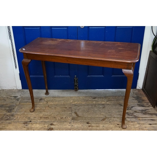 493 - An Edwardian mahogany serving side table, resting on elongated pad feet. Measuring: