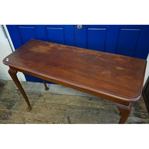 493 - An Edwardian mahogany serving side table, resting on elongated pad feet. Measuring: