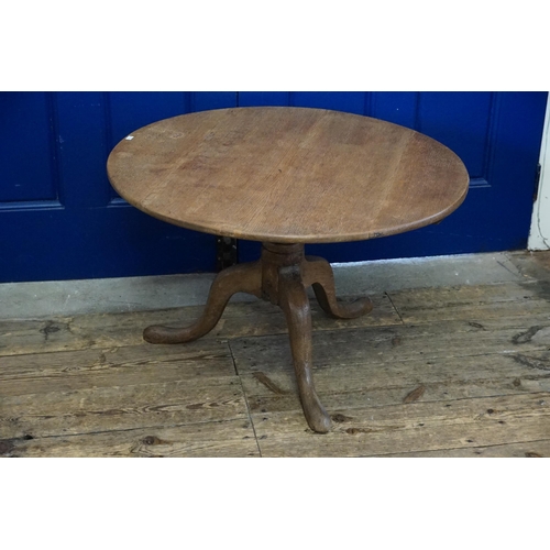 477 - A Georgian design Oval Oak Pedestal Coffee Table. Measuring: 79cms x 51cms high.