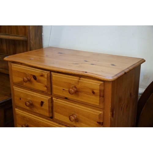 521 - A Large Eight Drawers Pine Chest of Drawers. Measuring: 80cms across x 47cms deep x 125cms high.