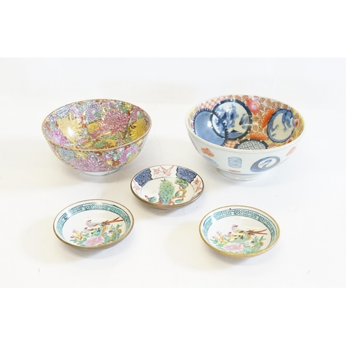 438 - A Chinese Imari style bowl along with one other & three small dishes.