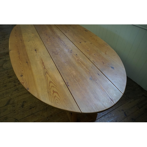 688 - An Irish Pine Wake Table with Fold-Out Bulbous Flaps & Square Cross Stretchers in the Irish Taste. M... 