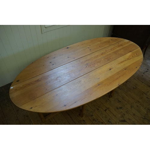 688 - An Irish Pine Wake Table with Fold-Out Bulbous Flaps & Square Cross Stretchers in the Irish Taste. M... 