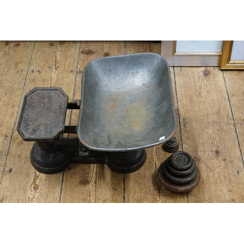 981 - A Set of Victorian Grocer's Scale with Weights. (4 Pound Down).