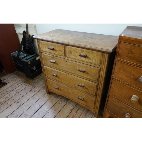 634 - A Straight Front Chest of Drawers in Oak. Measuring: 103cms across x 51cms deep x 102cms high.