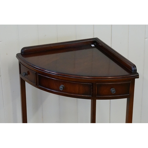 650 - A Reproduction Mahogany Georgian design Washstand. Measuring: 42cms across x 76cms high.