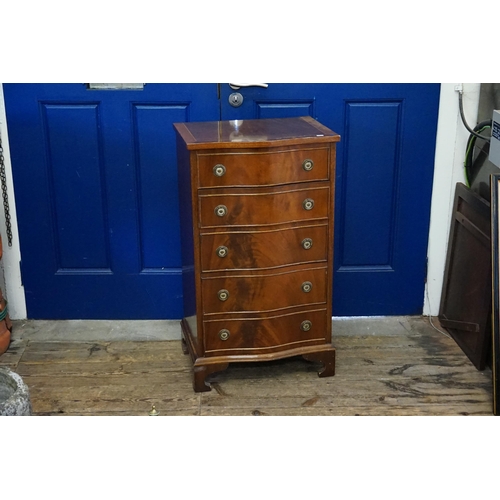 627 - A Reproduction Serpentine Fronted Chest of Five Drawers. Measuring: 5cms across x 37cms deep x 87cms... 