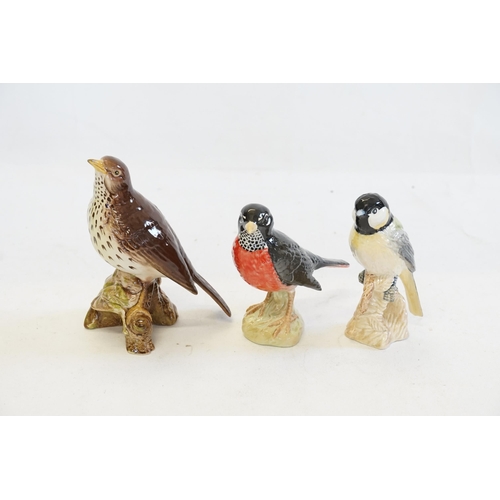 1066 - Three various Beswick Bird ornaments to include Jack Cat Chicadee no: 2189, a Song Thrush No: 2308 &... 