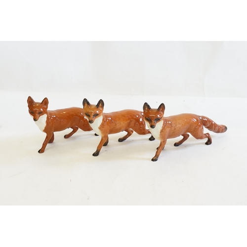 1086 - Three Large Beswick Fox Studies on Alert.