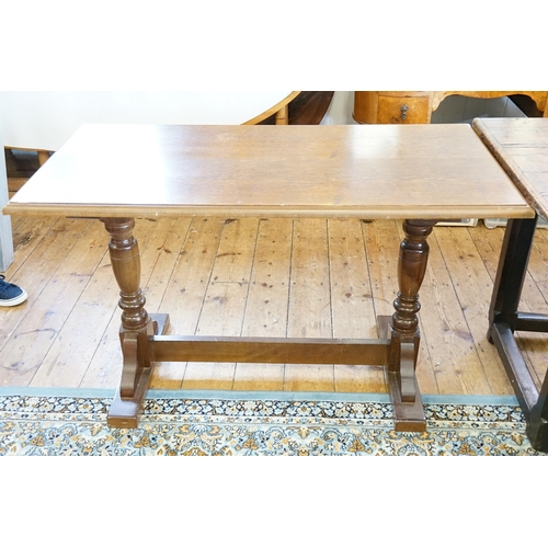 699 - A Modern Refectory Table. Measuring: 122cms long x 61cms across x 75cms high.