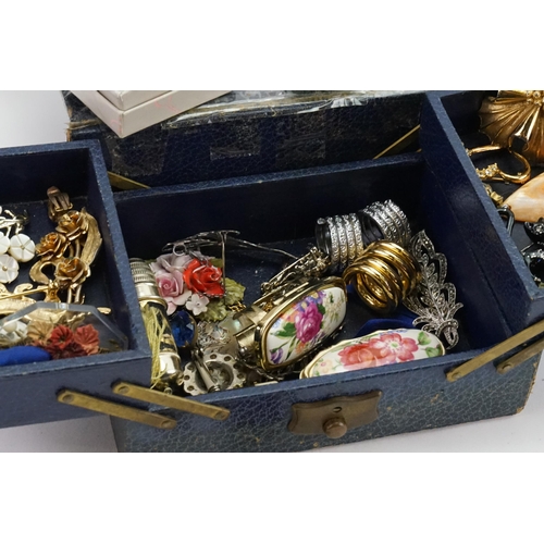 308 - A collection of antique jewellery, to include brooches, silver mounted items, rings, along with a 9c... 