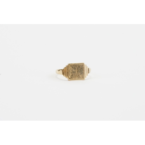 141 - A 9ct gold signet ring. Weight 2.6g. Size T.