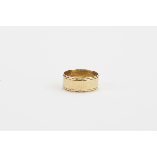 142 - A 9ct gold wedding band. Weight 4.2g. Size R.