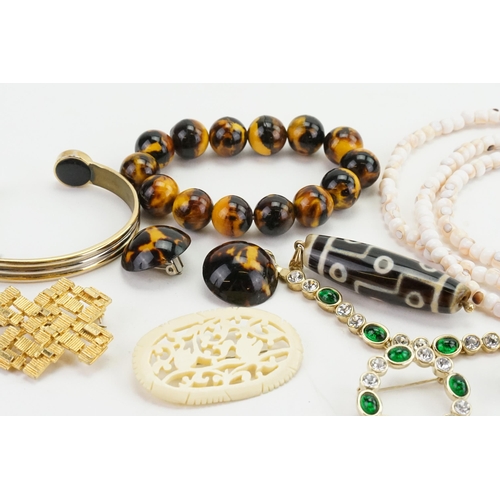 295 - A collection of costume jewellery, to include bangle, 'amber' necklace, earrings etc.