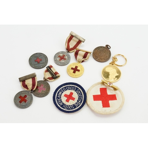 746 - A collection of medals, to include the South African Red Cross society, 1914-1919 the Great War hono... 