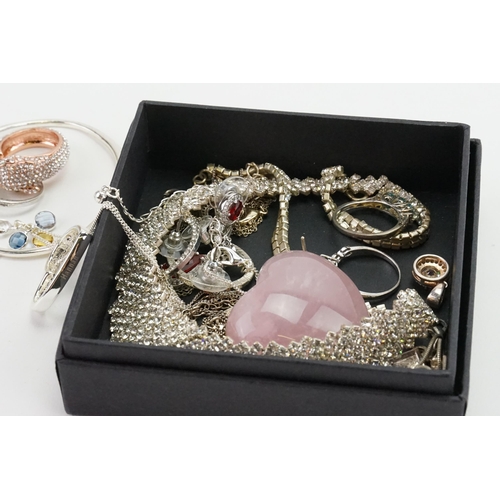 304 - A collection of costume jewellery, to include necklace, earrings etc.