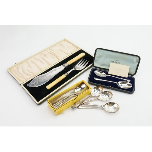 129 - A collection of silver plated items, to include spoons, and two cased sets.