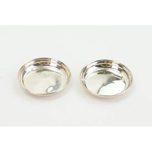 83 - A pair of silver pin dishes. Weight 30g.