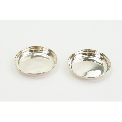 83 - A pair of silver pin dishes. Weight 30g.