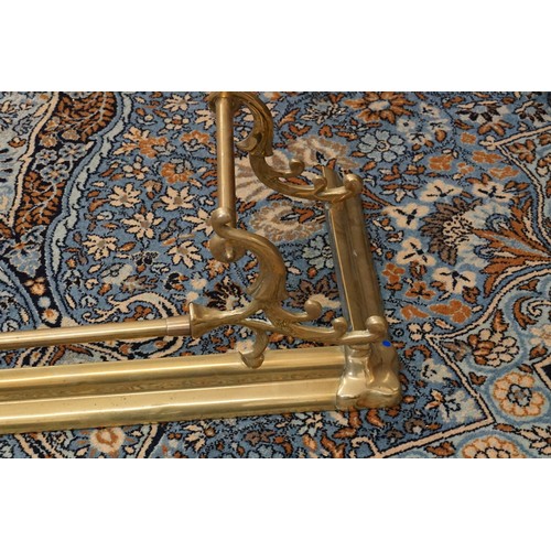 977 - A Victorian Brass Scroll Over Fender. Measuring: 135cms across x 36cms deep.