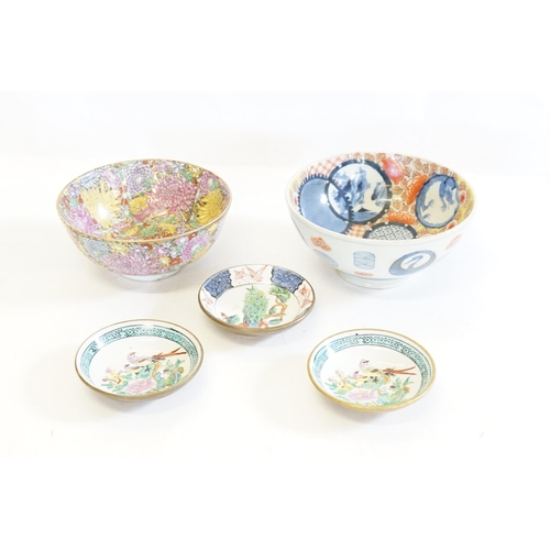 500 - A Chinese Imari style bowl along with one other & three small dishes.