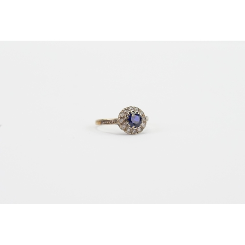 87 - A 9ct Gold Antique Paste and Sapphire set Ring. Weight: 2g. Size N. (AF).