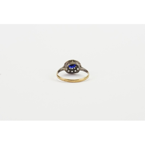 87 - A 9ct Gold Antique Paste and Sapphire set Ring. Weight: 2g. Size N. (AF).