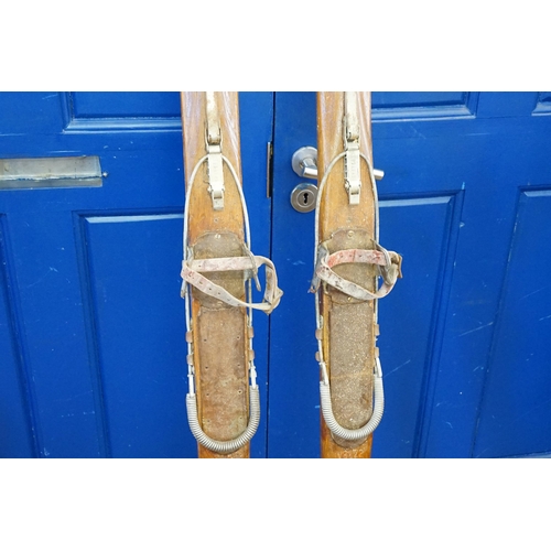 778 - A Pair of 1950s Ash Ski's 