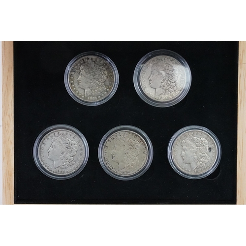 243 - 5 x Morgan USA Silver Dollars all from 1921 contained in a Wooden Case.