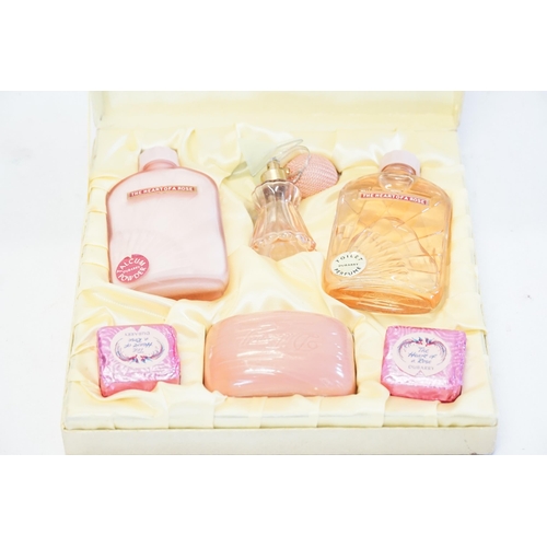 553 - A Ladies Cased set of 