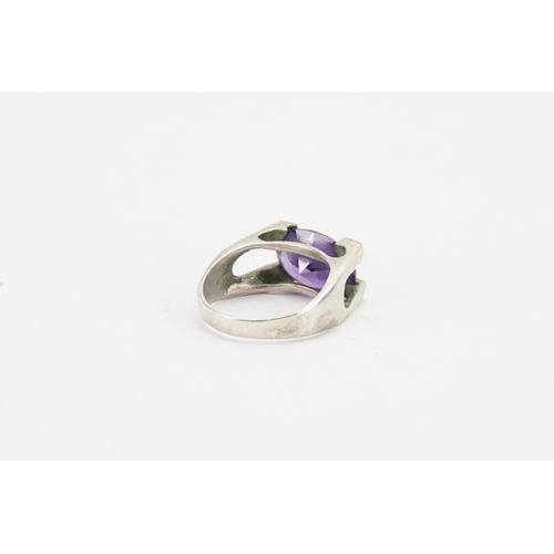 164 - A oval amethyst set ring, mounted in a silver mounted white metal. Amethyst approx 3.5ct. Weight 6g.... 