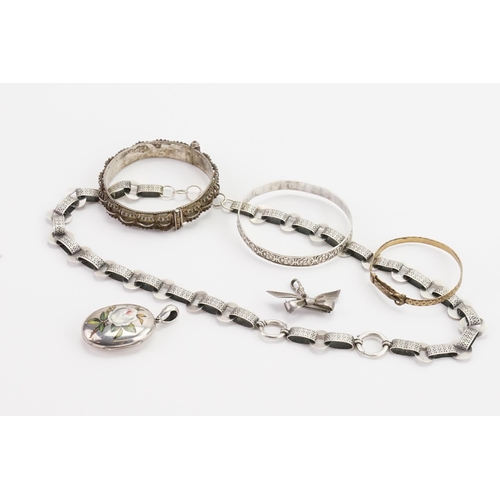 175 - A collection of silver jewellery, to include a silver necklace, bangle, brooch etc.