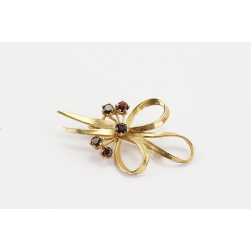 116 - A 9ct gold garnet set brooch. Weight 5.4g.