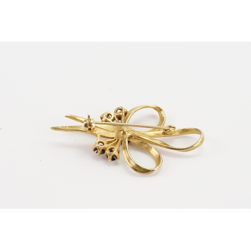 116 - A 9ct gold garnet set brooch. Weight 5.4g.