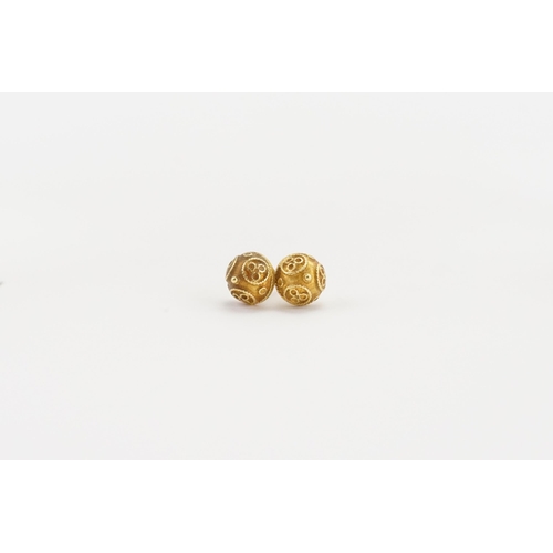 140 - A pair of 18ct gold earrings. Weight 1.9g.