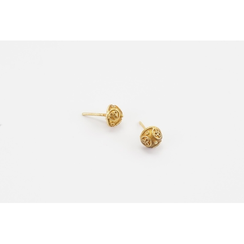 140 - A pair of 18ct gold earrings. Weight 1.9g.