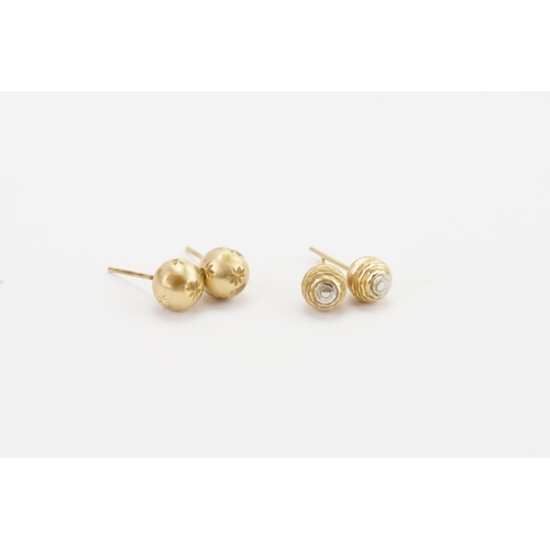 141 - Two pairs of 14ct gold earrings. Weight 2.4g.