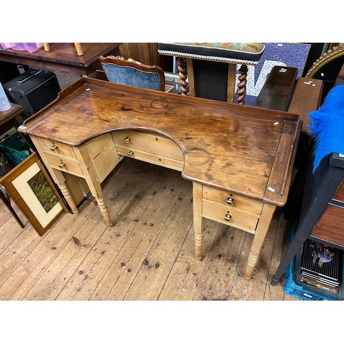 458 - A Regency design Mahogany & Pine Concave Fronted Sideboard resting on turned legs. Measuring: 120cms... 