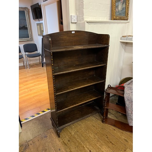 466 - A Set of Oak Book Shelves with Bobbin Twist decoration. Measuring: 77cms x 23cms x 122cms.