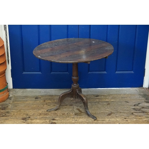 607 - A Georgian Oak Tilt Top Table resting on Tripod Pad Feet. Measuring: 76cms across x 69cms high.