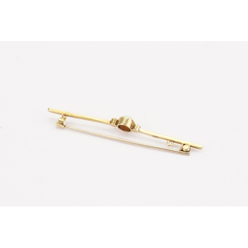 152 - A 15ct gold and opal set brooch, set with two seed pearls. Weight 2.4g.