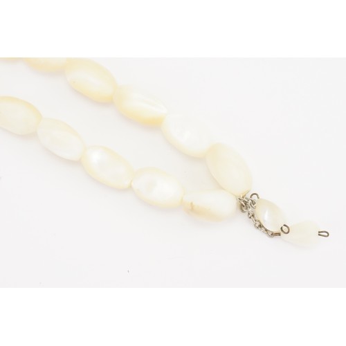 86 - A mother of pearl bead necklace.