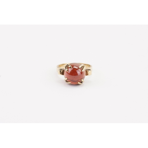 124 - A 9ct gold cabochon garnet set ring. Garnet approx. 11mm x 6mm. Weight 5.8g. Size O.