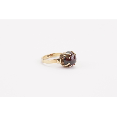 124 - A 9ct gold cabochon garnet set ring. Garnet approx. 11mm x 6mm. Weight 5.8g. Size O.