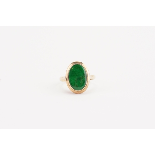 139 - A 14ct gold green stone set ring. Weight 3.9g. Size N.