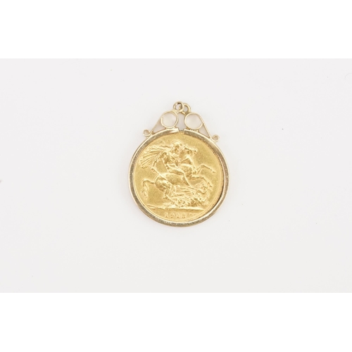 165 - A mounted 1913 London mint George V sovereign. George and dragon on reverse, in a 9ct gold mount. We... 